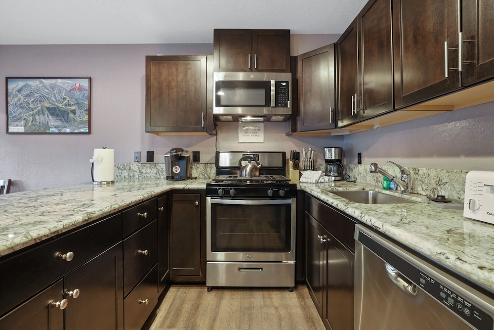Condo, Multiple Beds, Hot Tub, Mountain View (Condo on Stagecoach Ski Run) photo 3