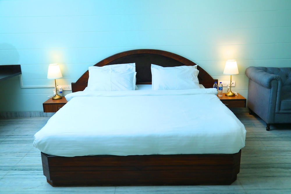 Deluxe Room, 1 King Bed, Pool View