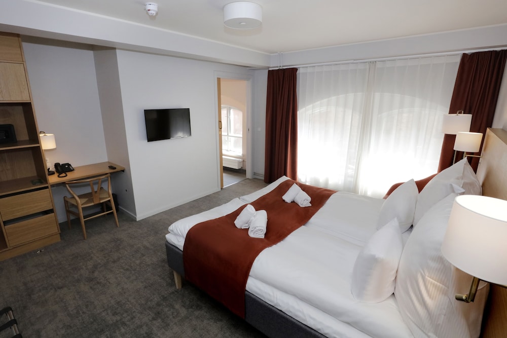 Superior Double Room thumbnail 6