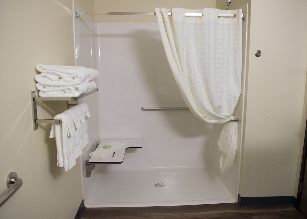 Single King Suite, Accessible Shower, Non Smoking - Photo 4