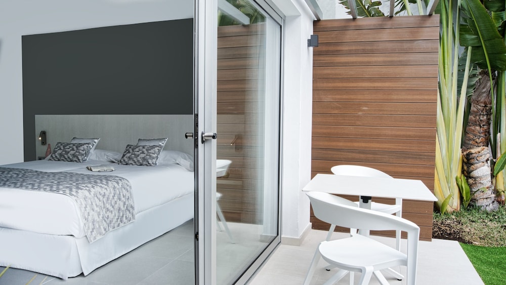 Deluxe Double Room, 1 Bedroom, Non Smoking, Pool View photo 3