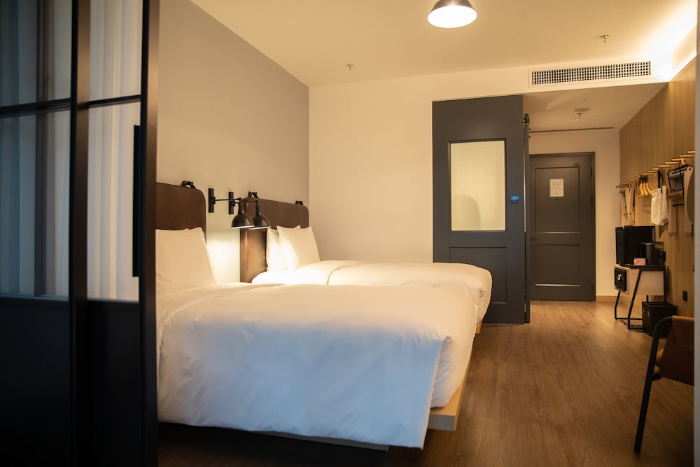 Room, 2 Twin Beds, City View - Photo 7
