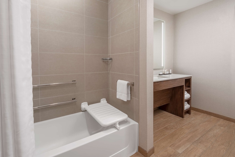Studio Suite, 1 King Bed, Accessible (Bathtub) - Photo 4