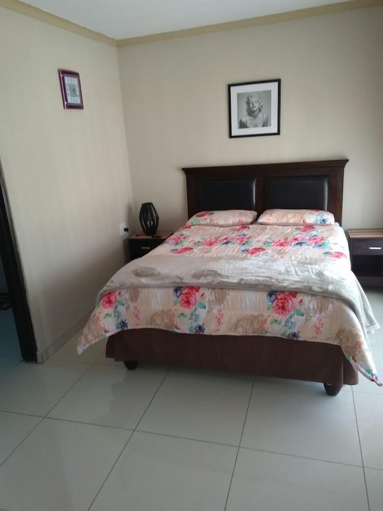 Double Room, 1 Queen Bed photo 1