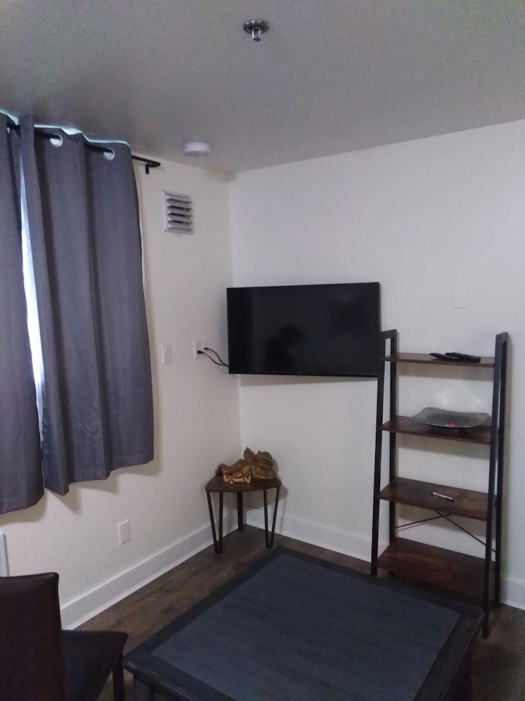 Studio Suite, 1 Queen Bed, Kitchenette photo 3