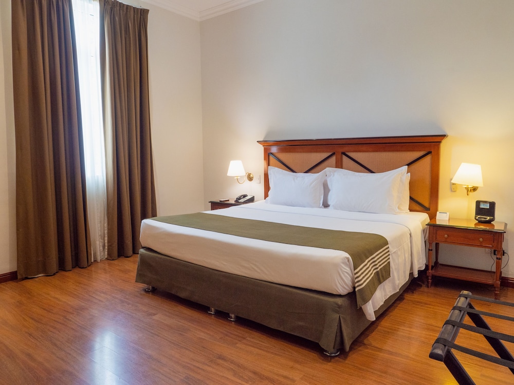 Deluxe Room, 1 King Bed - Photo 2