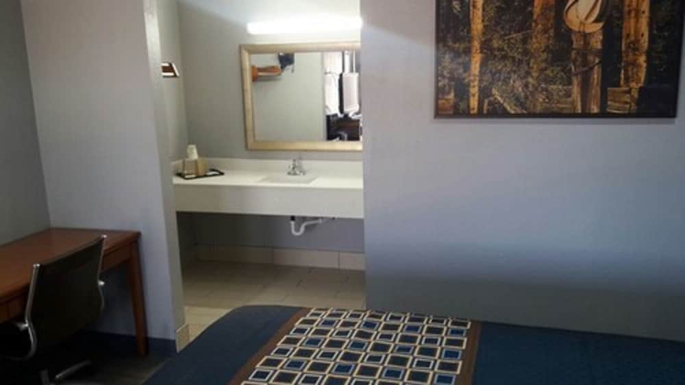 Standard Room, 1 King Bed, Non Smoking photo 3