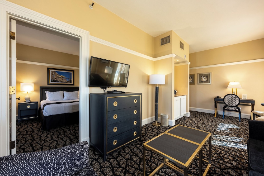 Suite, 1 Bedroom, City View (1 Queen and 1 Sofabed) photo 2