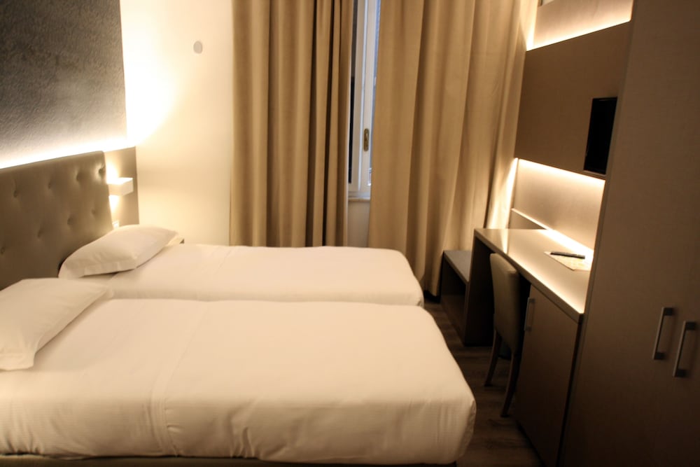 Twin Room - Photo 2
