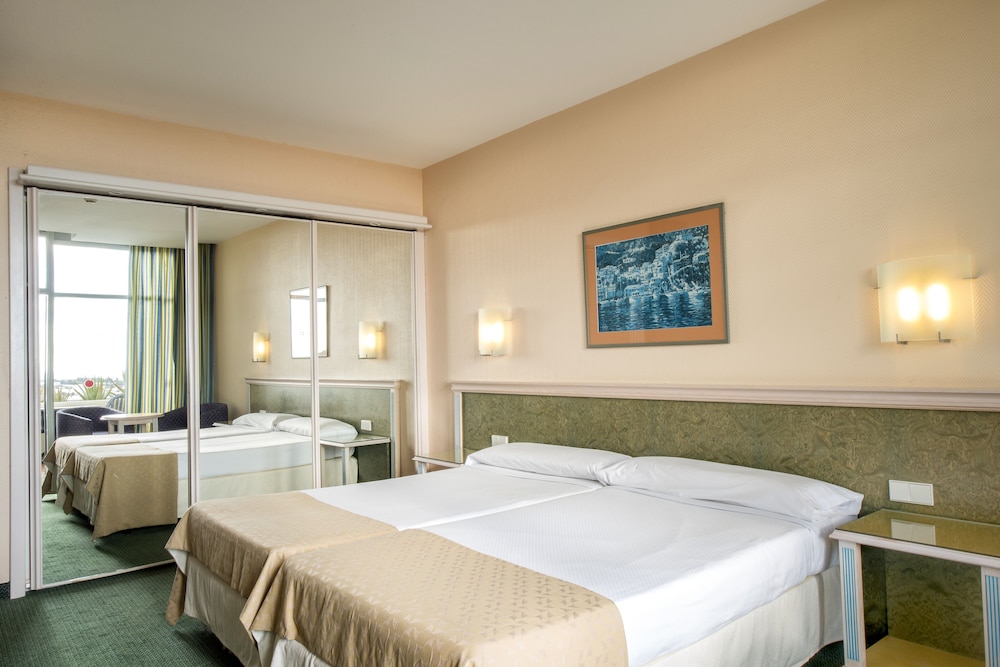 Twin Room Single Use thumbnail 6