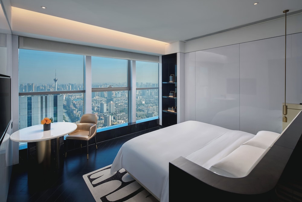 Deluxe Room, 1 King Bed (Club Access)