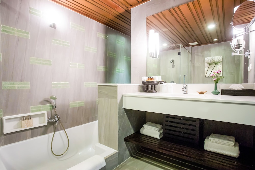 Waterfall Pool Access Room - Photo 6