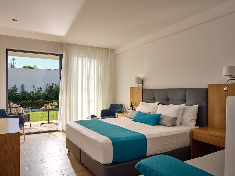 Deluxe Double Room, Pool View photo 2