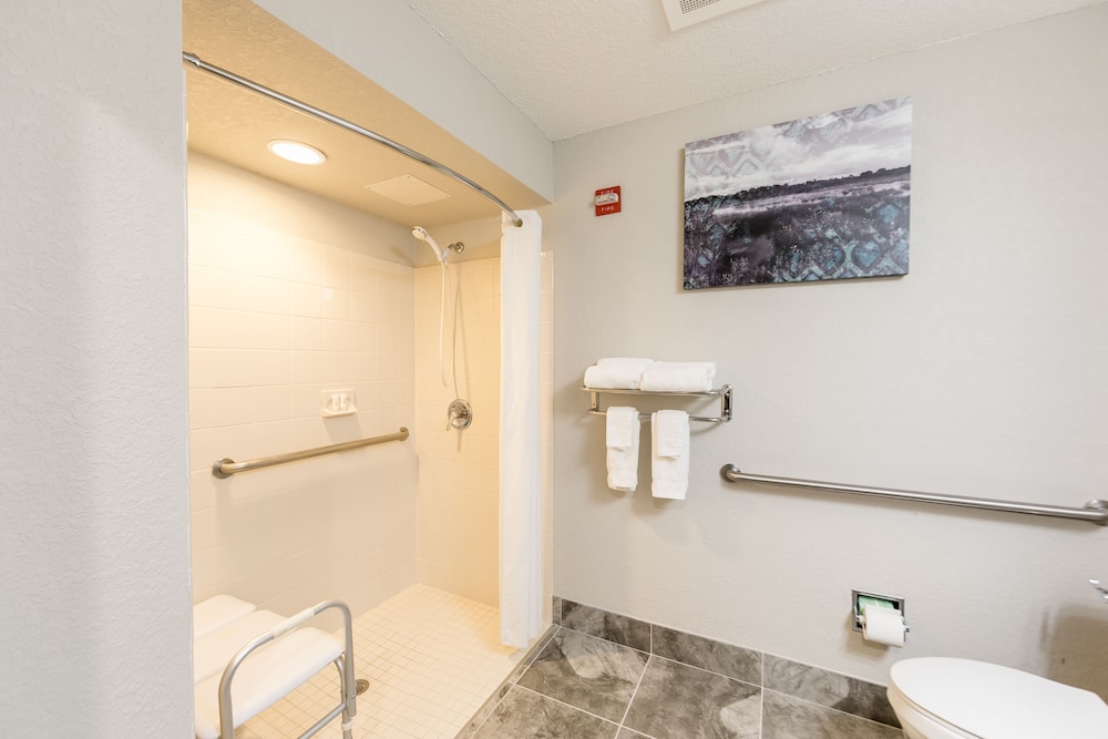 Standard Suite, 2 Queen Beds, Non Smoking, Refrigerator & Microwave (Shower Only;with Sofabed) - Photo 8
