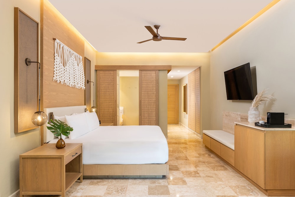 Club Level Junior Suite Pool View Swim Out King