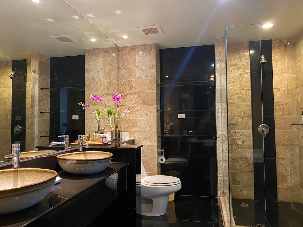 Royal Studio Suite, Pool View - Photo 4