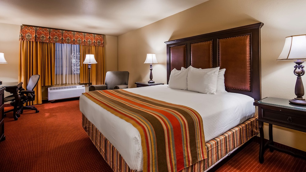 Standard Room, 1 King Bed, Accessible, Bathtub - Photo 1