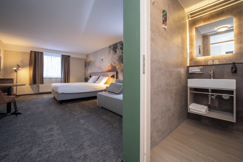 Family Quadruple Room (with Shower) - Photo 6