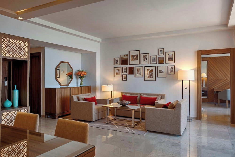 Executive Suite, 1 King Bed, Balcony - Photo 8