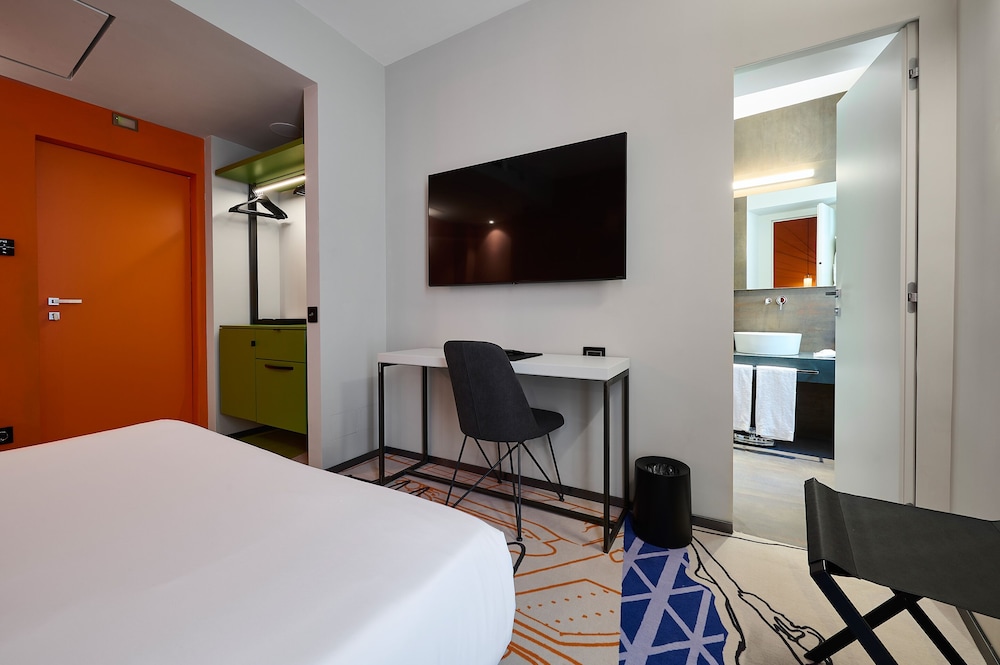 Executive Room thumbnail 5