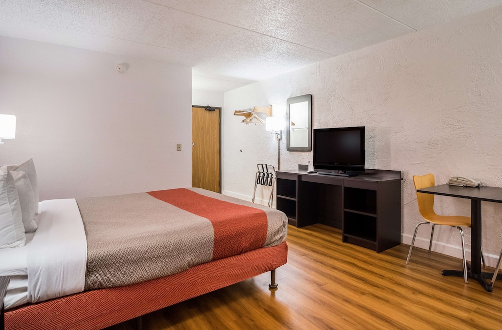 Deluxe Room, 1 Queen Bed, Non Smoking, Hot Tub - Photo 2