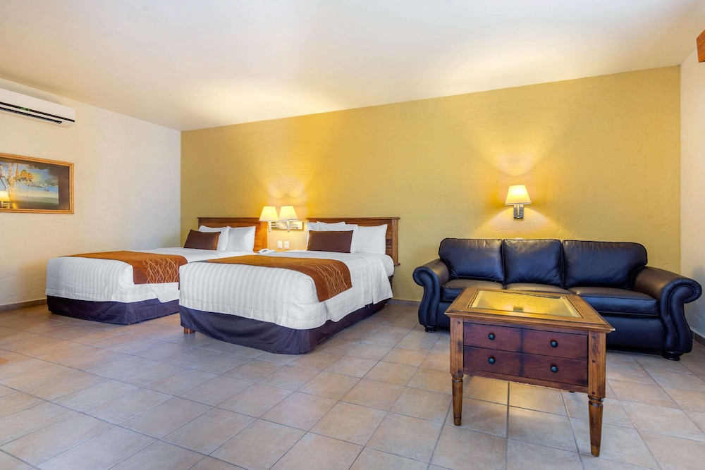 Suite, 2 Double Beds, Non Smoking - Photo 12