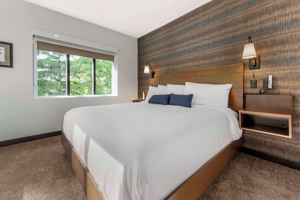 Standard Room, 1 King Bed, Non Smoking - Photo 1