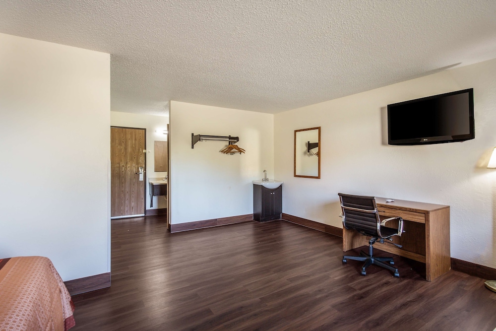 Suite, 1 King Bed, Non Smoking - Photo 3