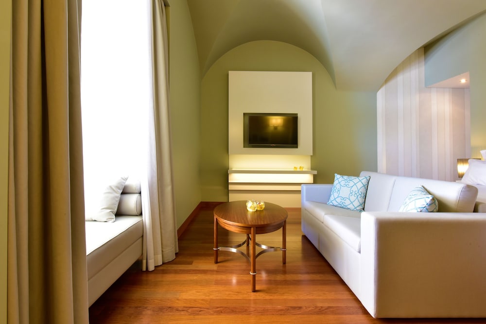 Suite (King Size Bed) thumbnail 5