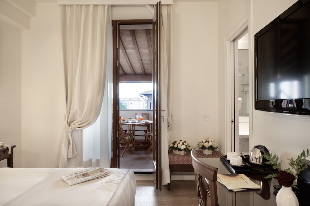 Executive Room, 1 King Bed - Photo 2