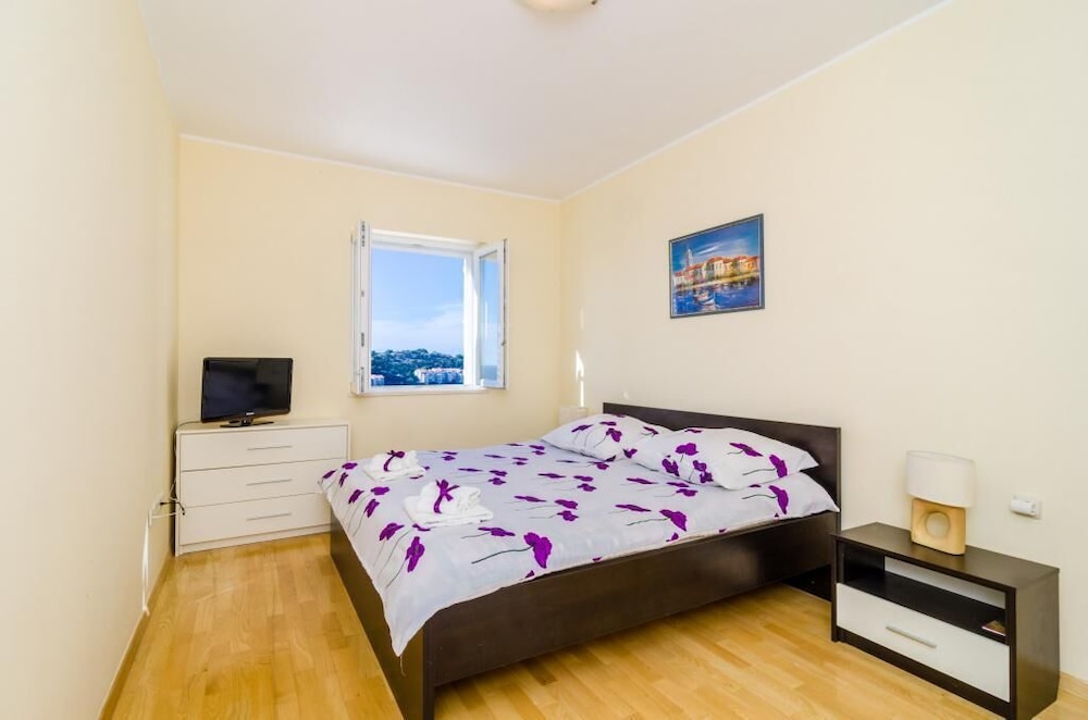 Apartment (Two Bedroom Apartment with Balcony an)
