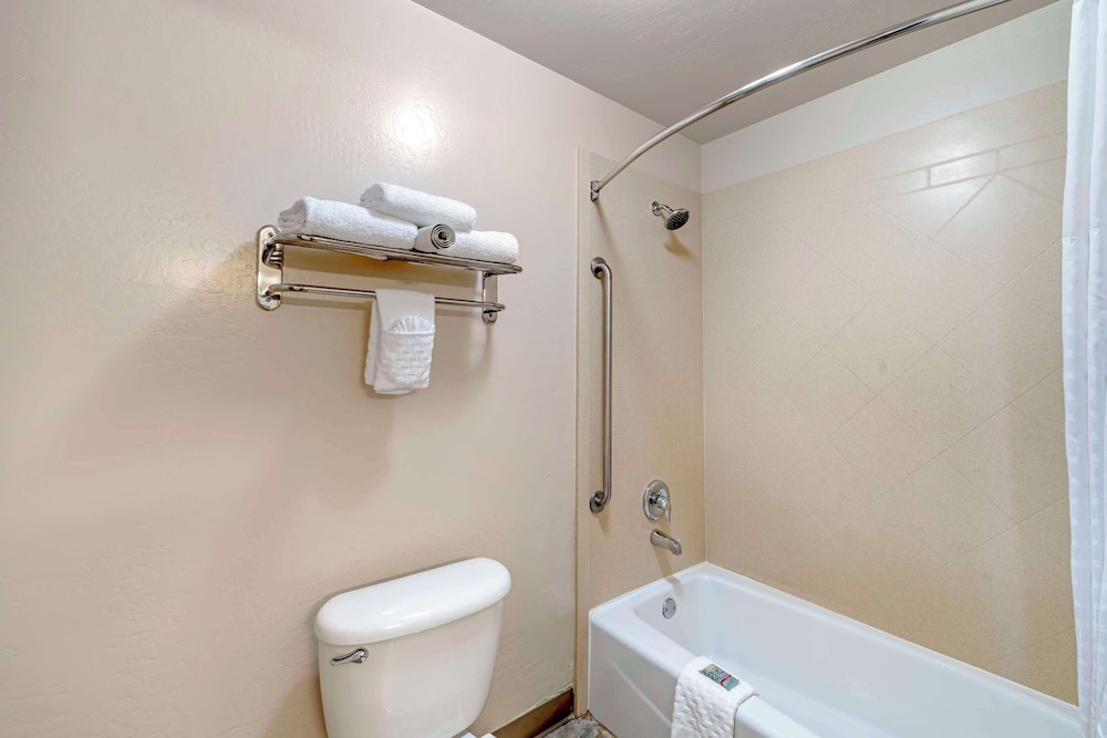 Standard Room, 1 Queen Bed, Non Smoking, Refrigerator & Microwave photo 2