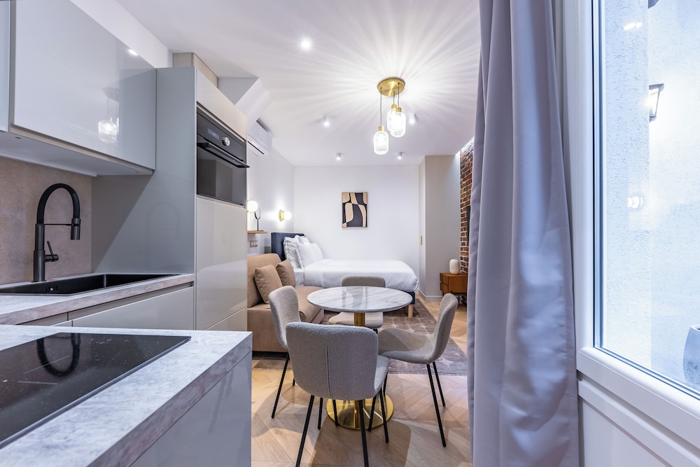 City Studio, 1 Queen Bed with Sofa bed, Kitchen photo 1