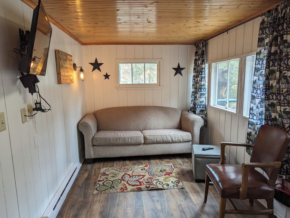 Deluxe Cabin, 1 Bedroom (Unit #7) photo 1