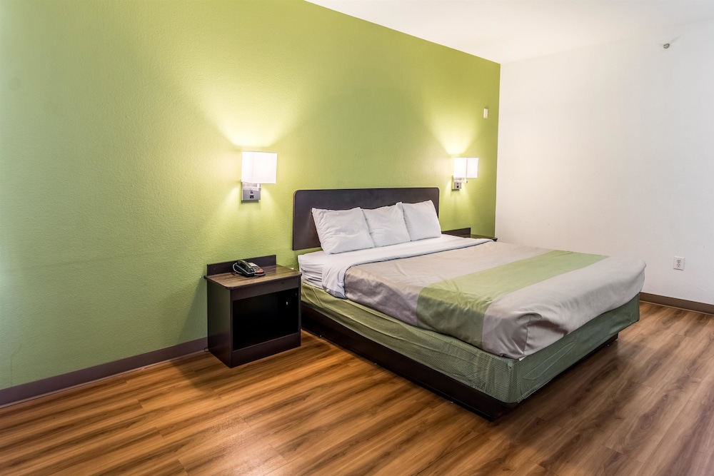 Deluxe Suite, 1 King Bed, Non Smoking photo 3