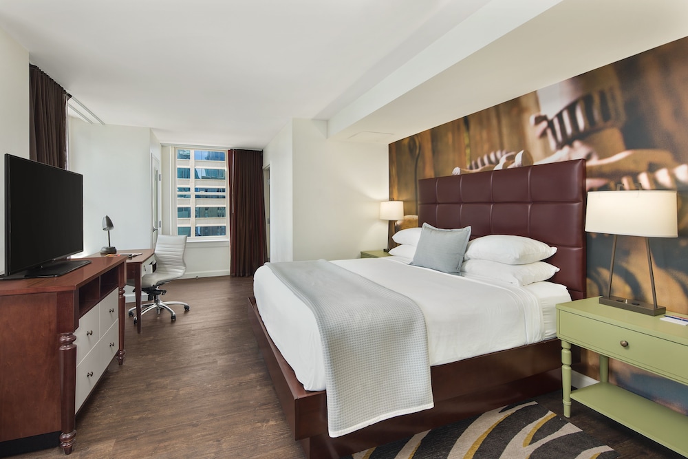 Junior Suite, 1 King Bed, City View thumbnail 5