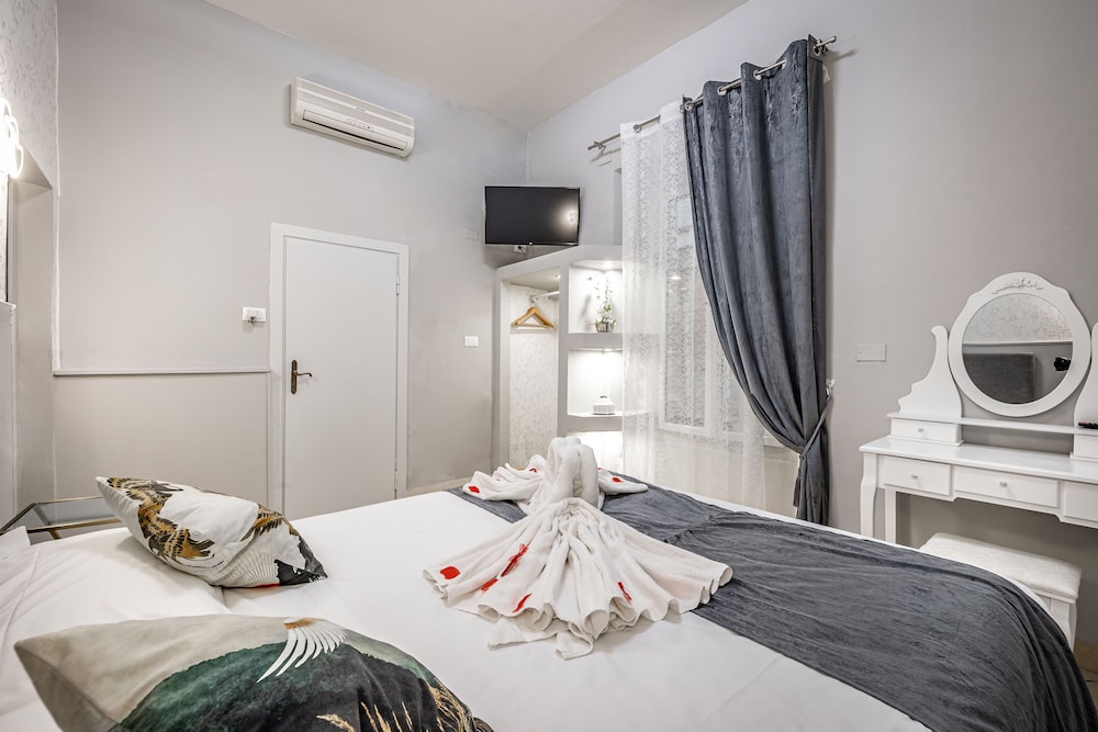 Economy Double Room, 1 Queen Bed photo 3