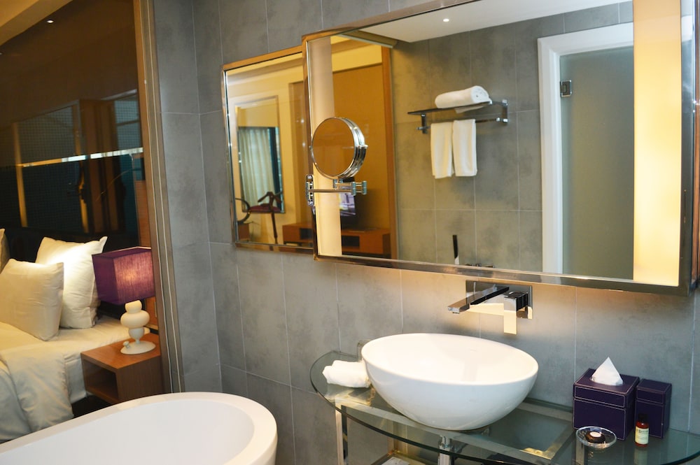 Deluxe Room, 1 King Bed photo 2