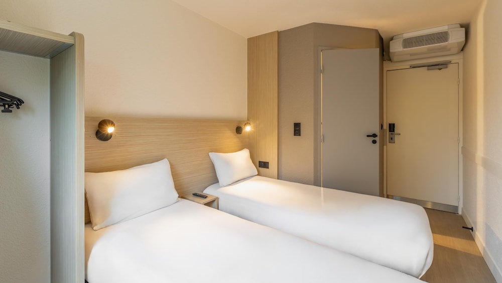 Standard Room, 2 Twin Beds - Photo 4