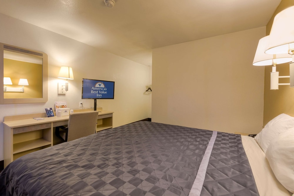 Room, 1 Queen Bed, Non Smoking, Kitchenette - Photo 5