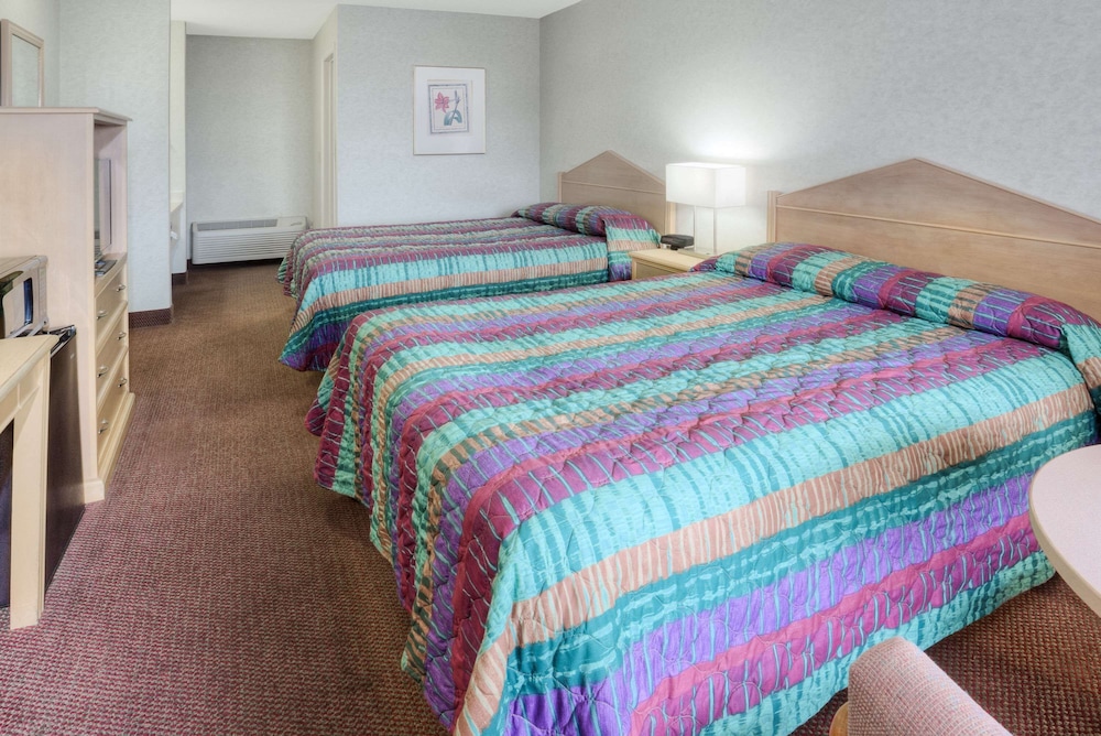 Room, 2 Queen Beds - Photo 3