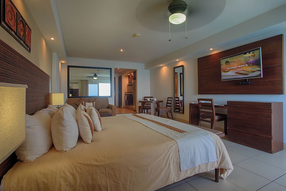 Deluxe Studio, 1 King Bed, Non Smoking, Ocean View (Kitchenette, Balcony) - Photo 3