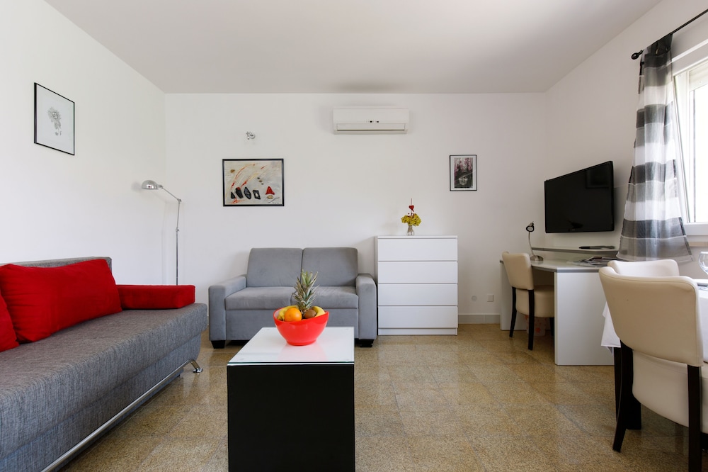Bat. Apartment With Street View photo 2