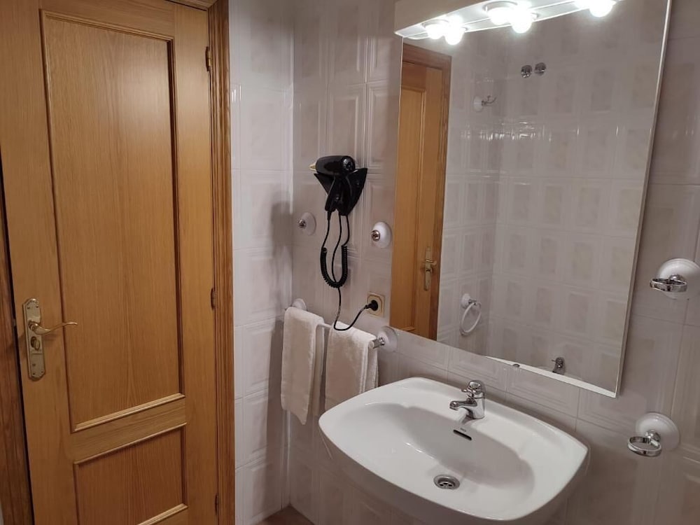 Basic Triple Room photo 3