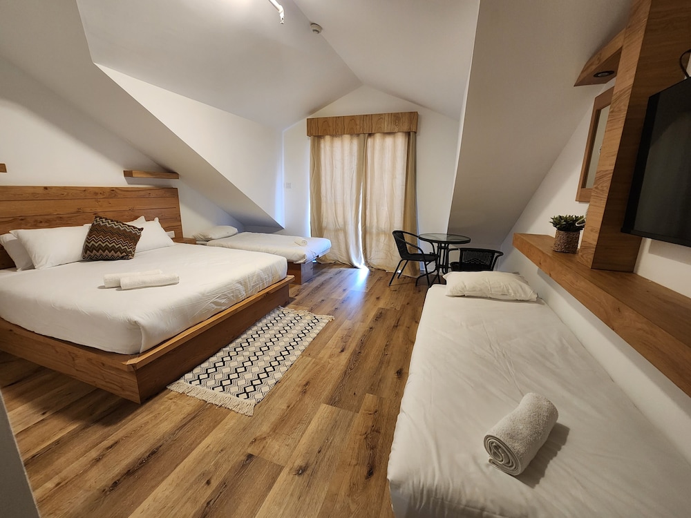 Deluxe Studio, Balcony, Mountain View