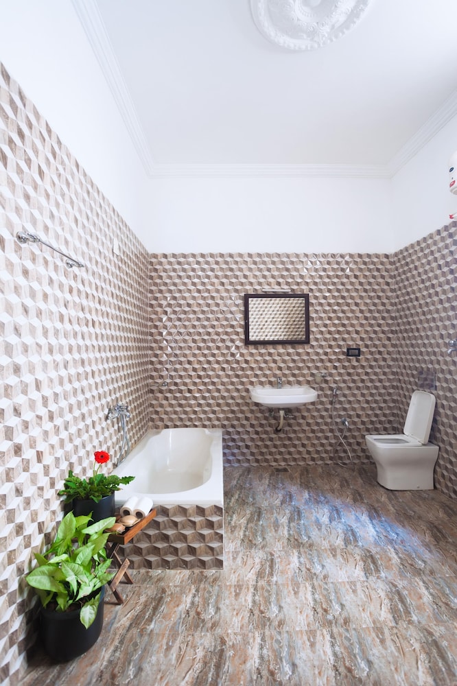 Queen Suite With Bathtub photo 2