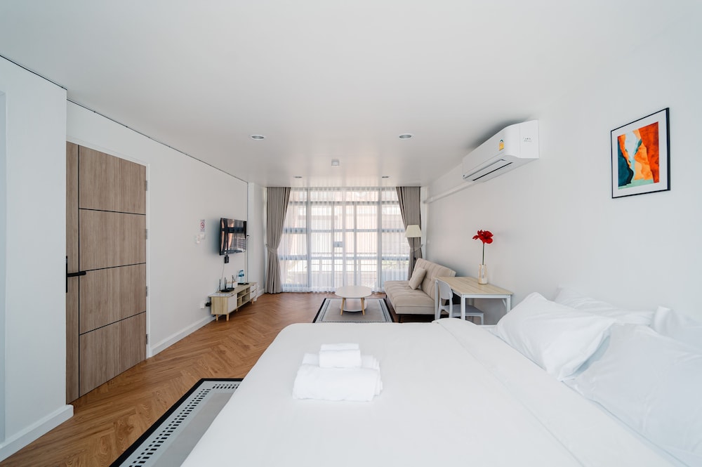 Classic Double Room, 1 King Bed with Sofa bed photo 1