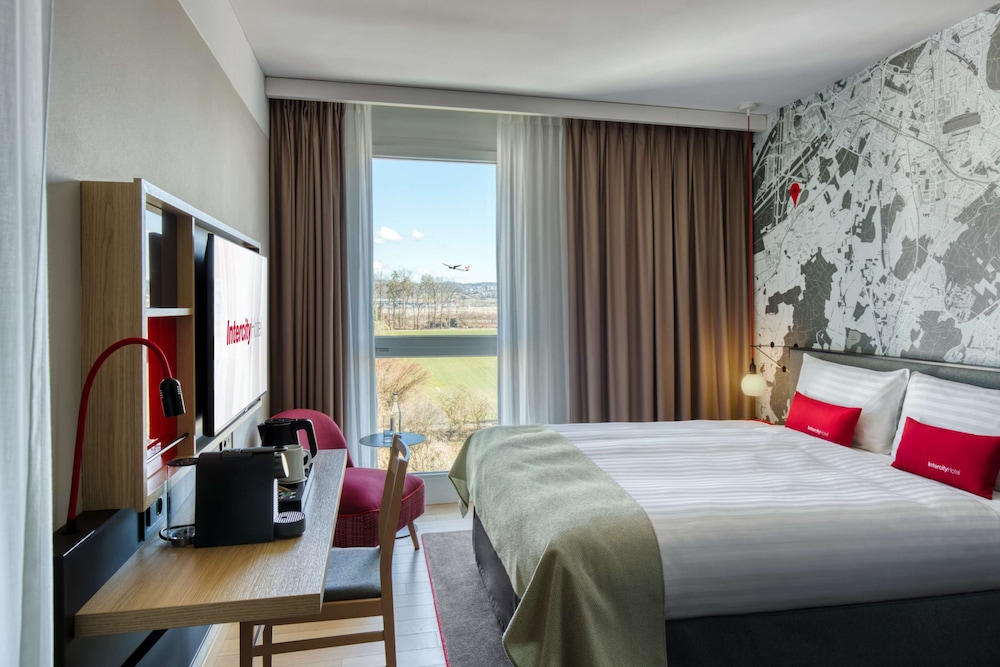 Superior Double Room (Airport View) - Photo 3