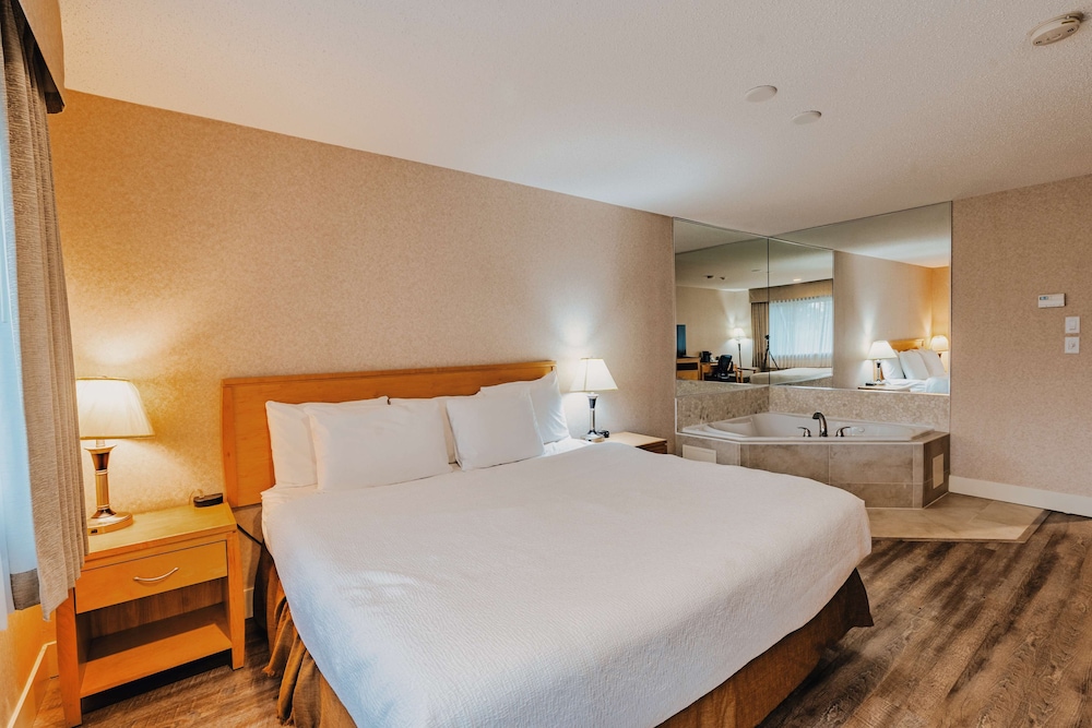 Suite, 1 King Bed, Non Smoking, Jetted Tub - Photo 2