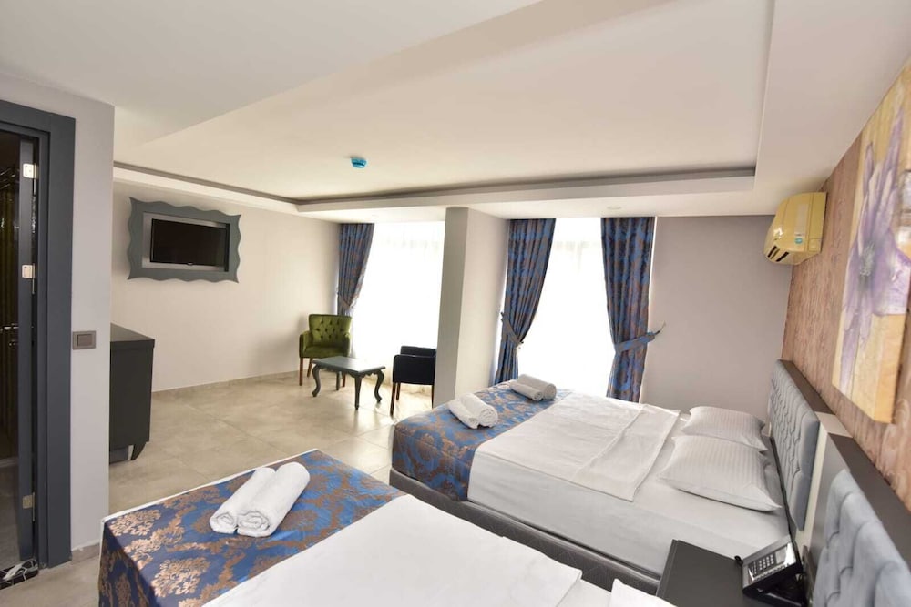 Twin Room, Multiple Beds, Smoking, Partial Sea View photo 3
